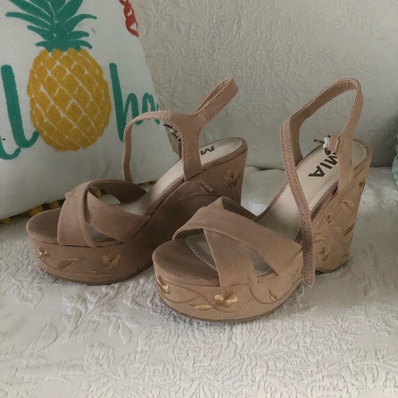 Mia beige wedges. Sz 6 - Picture 5 of 5